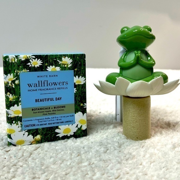 Bath & Body Works "Yoga Frog" Wallflower Diffuser Nightlight w/Wallflower Refill - Picture 1 of 10